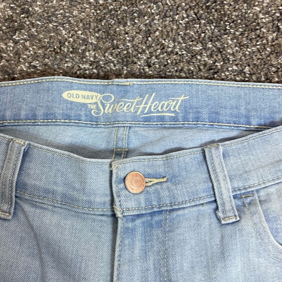 Old Navy Women’s Sweetheart Jean Shorts Light Blue Denim sz 8 Mid Rise 5” Inseam - Picture 2 of 3